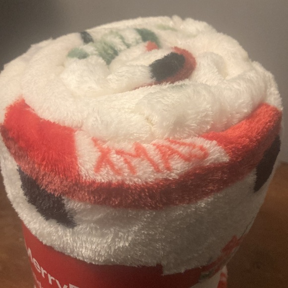 NWT- Super Soft- Cream w/ Red Farmtrucks & Christmas Trees Throw Blanket 50x60 - Picture 10 of 17